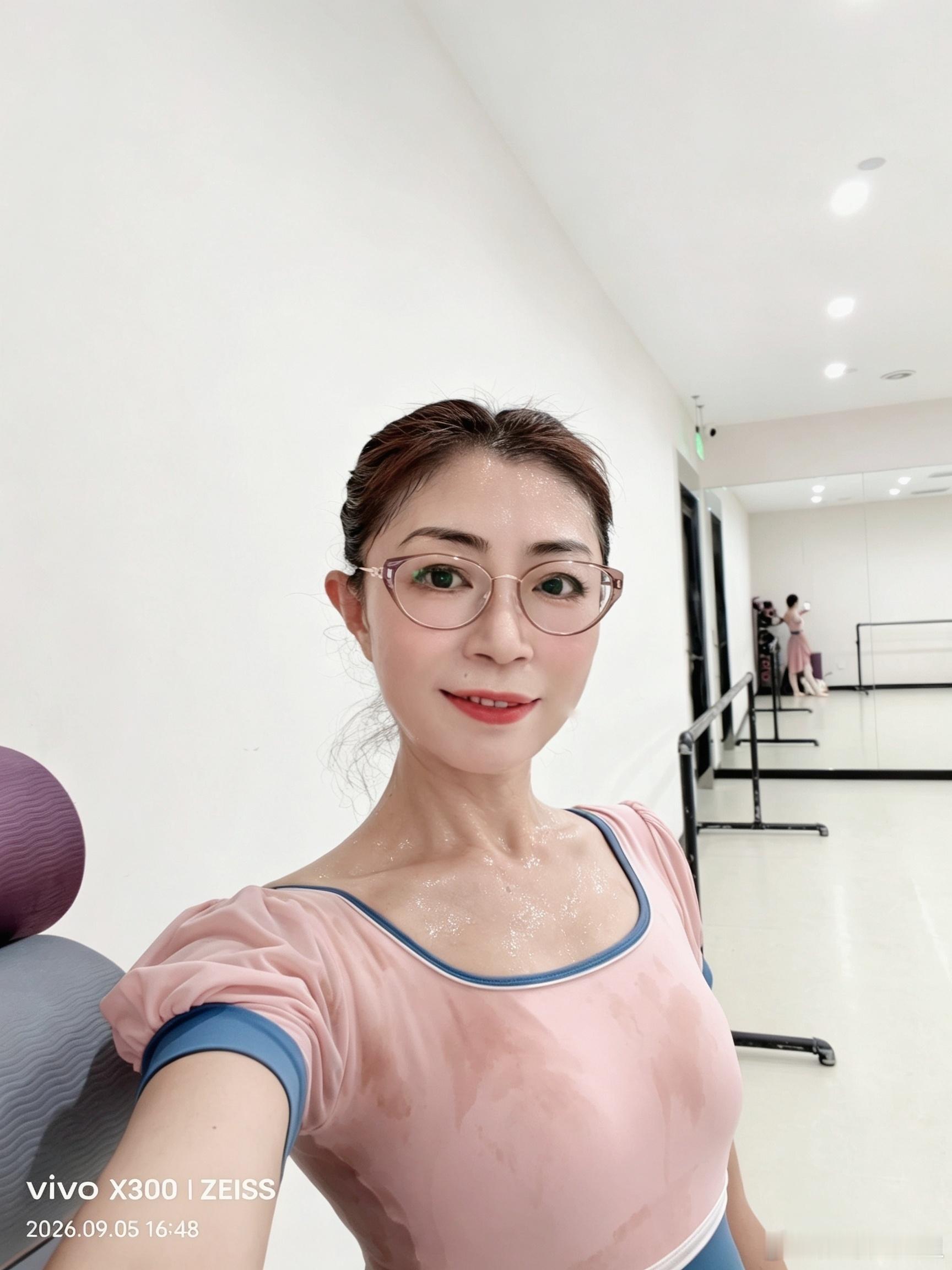 今天是流汗的一天，无论是上午练习普拉提挥洒的一身热汗；还是下午上完芭蕾课身上布满