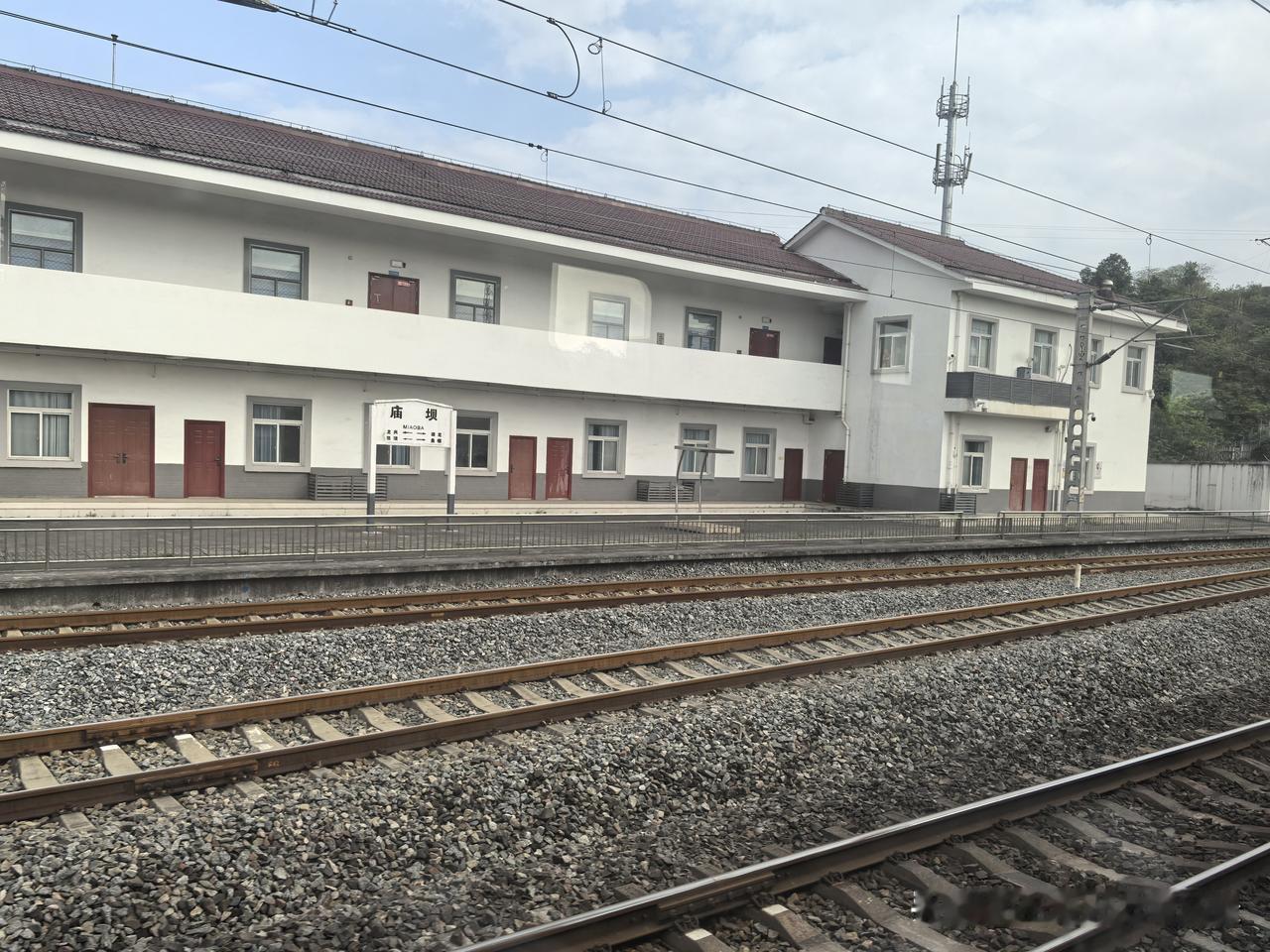 庙坝站，位于重庆市江北区复盛镇，随着重庆东环线铁路的建成，庙坝站成为渝怀铁路和重