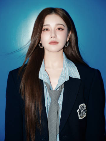阚清子学姐你太美好了阚清子美式学院证件照阚清子的美式学院证件照风格独特，制服细节