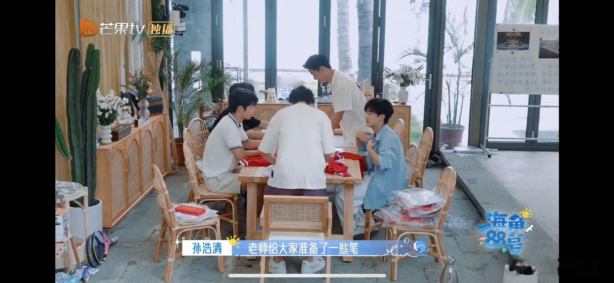 苏醒手绘球衣秀硬实力 海角88号海角小队DIY球衣时刻，苏醒用实力证明，绘画功底