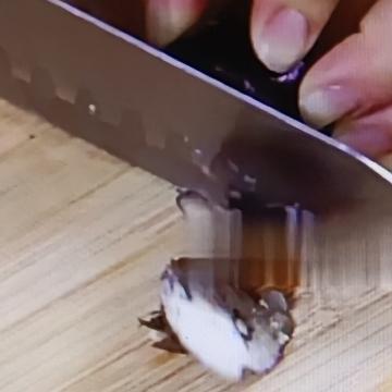 家人们，原来给马蹄去皮真这么容易！以前用刀削，总伤果肉；用手抠，指甲疼还弄不干净