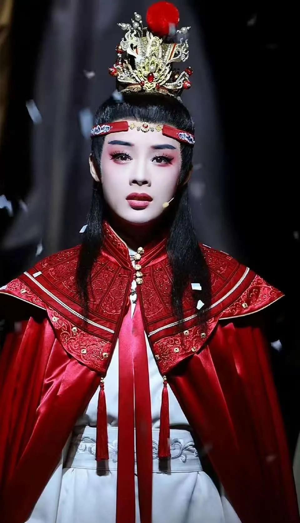 陈丽君的文学修养太糟糕了，演了这么多场《大观园》的贾宝玉，对这个人物的了解却少之