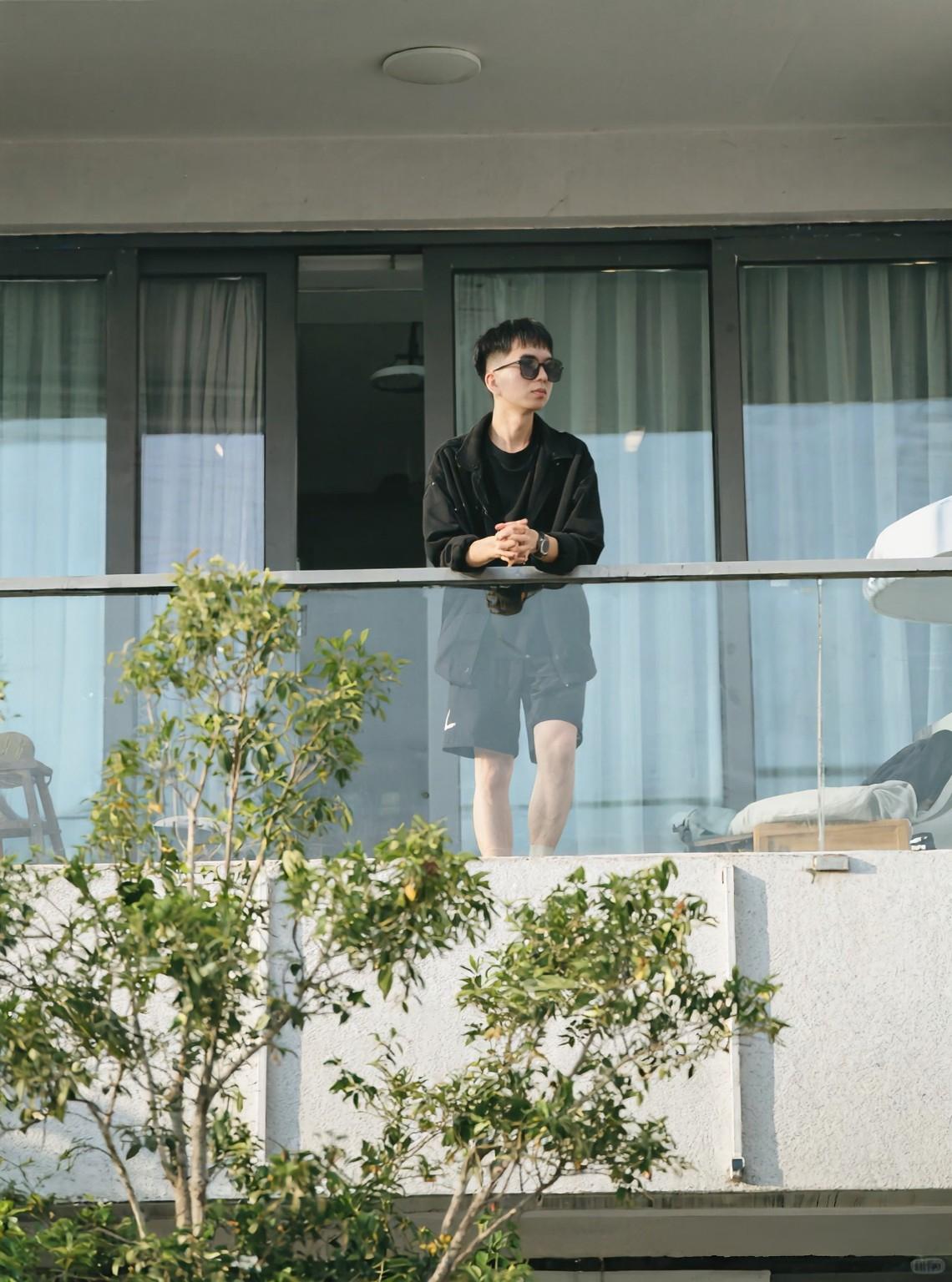 这还用问？没二话！必须让！
 
早高峰的公交挤得跟罐头似的，正常人站着都得扶稳了