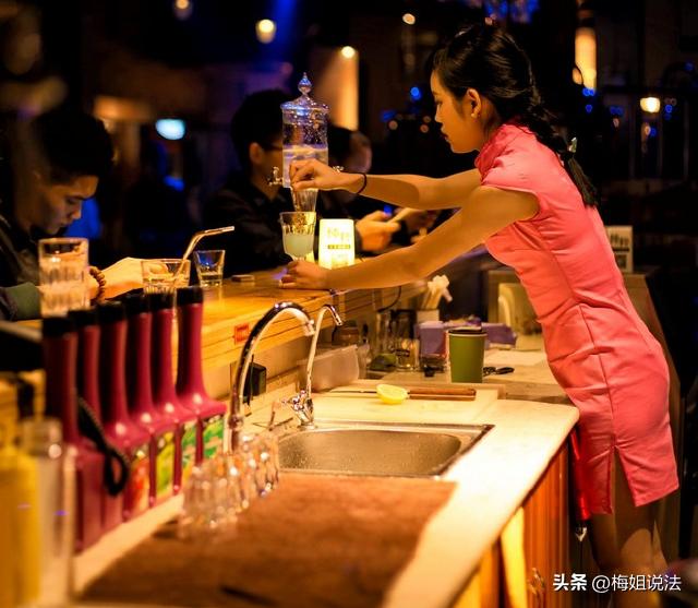 吉林延边，51岁男子张明在酒吧喝酒，见女子许红漂亮便上前搭讪邀其共饮，被拒后觉得