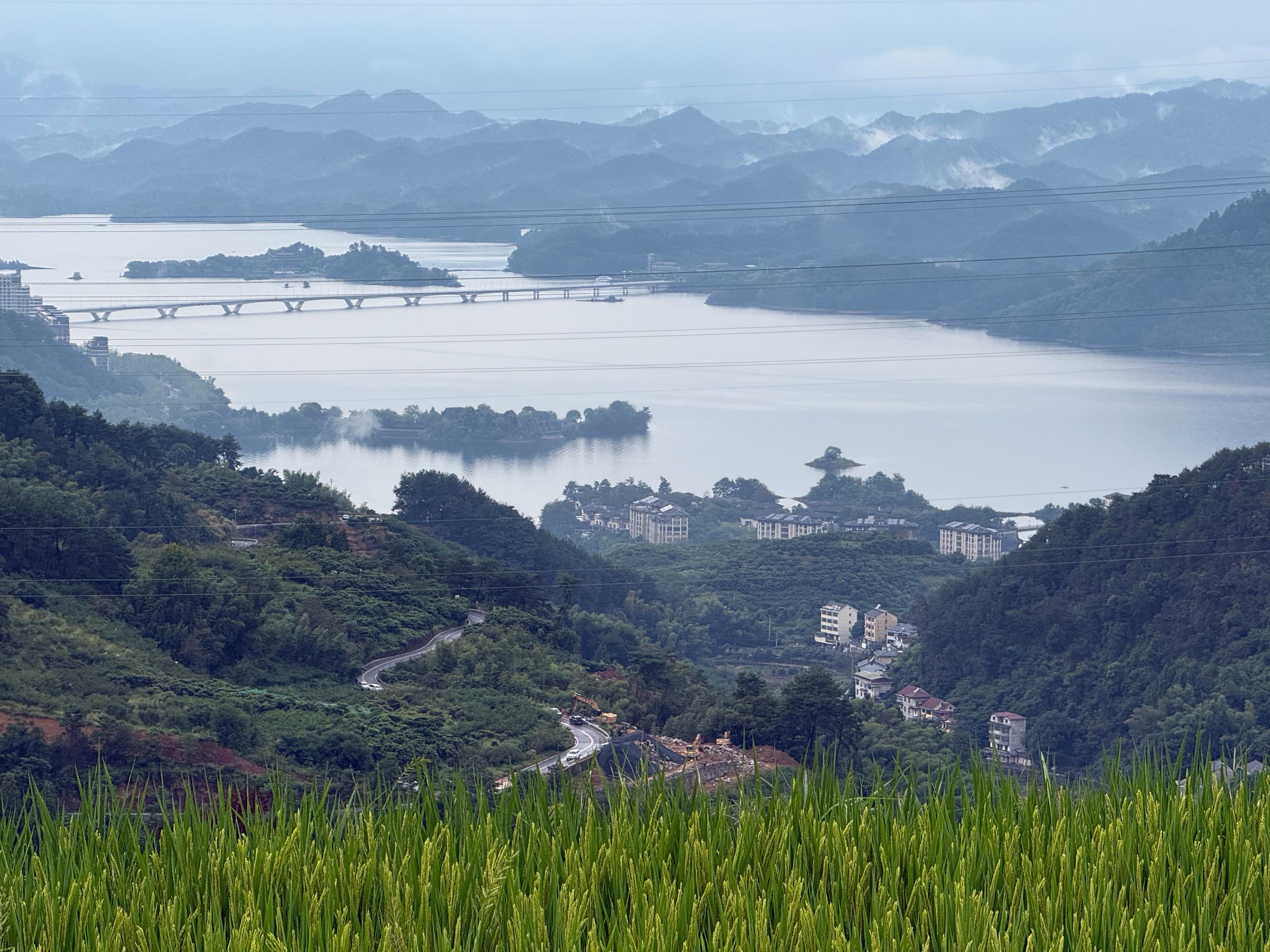 水光潋滟晴方好，山色空蒙雨亦奇  ​​​