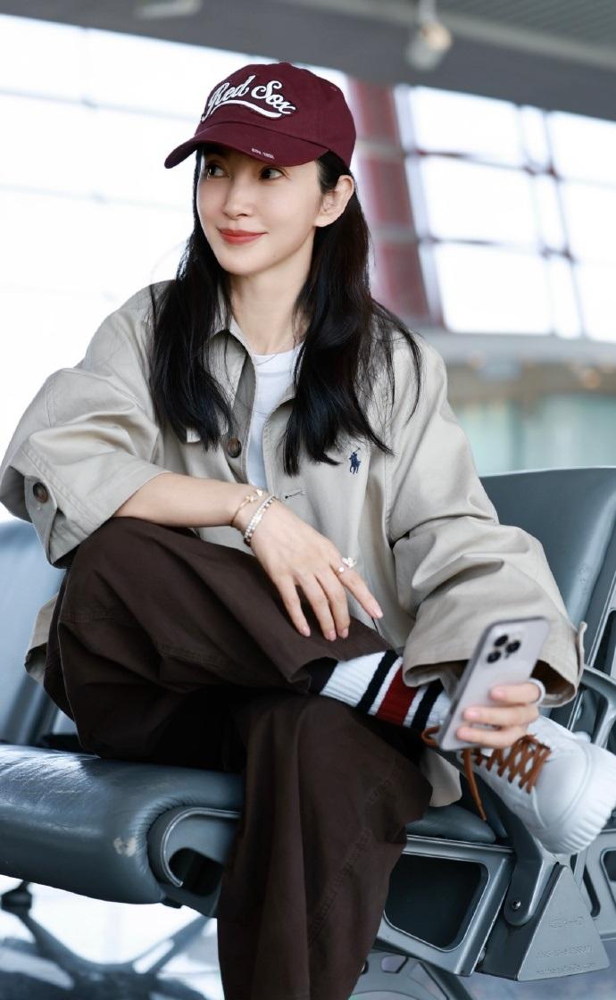 最近李冰冰亮相机场，她这次搭配的很有潇洒时尚范儿，也很有复古文艺范儿。

李冰冰