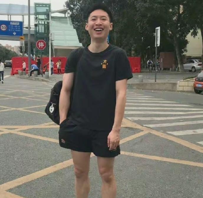 今晚有场重头戏，球迷们不容错过，那就是17:45，方博将迎来
冲正赛的决定一战。