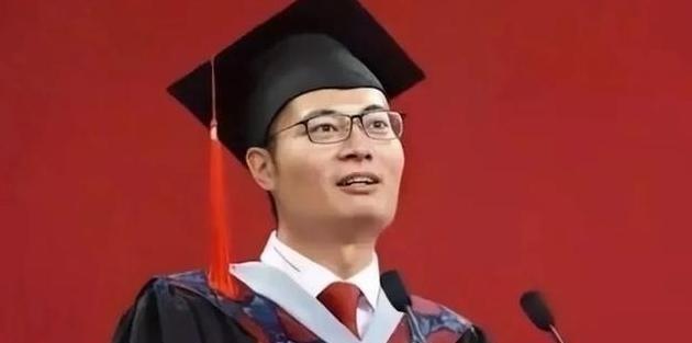 1999年，北大博士王永强携妻子移民美国，此后20年未曾回国与家人联系，其母亲病