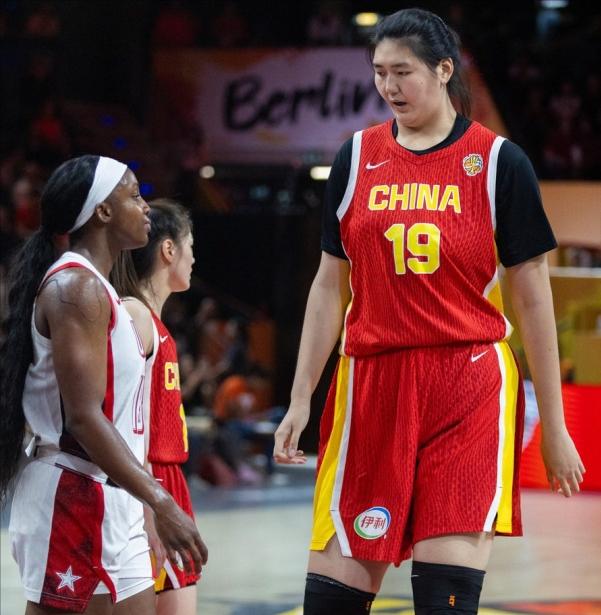 中国女篮61-94不敌美国女篮，数据差距：
（中国女篮——美国女篮）
三分：26