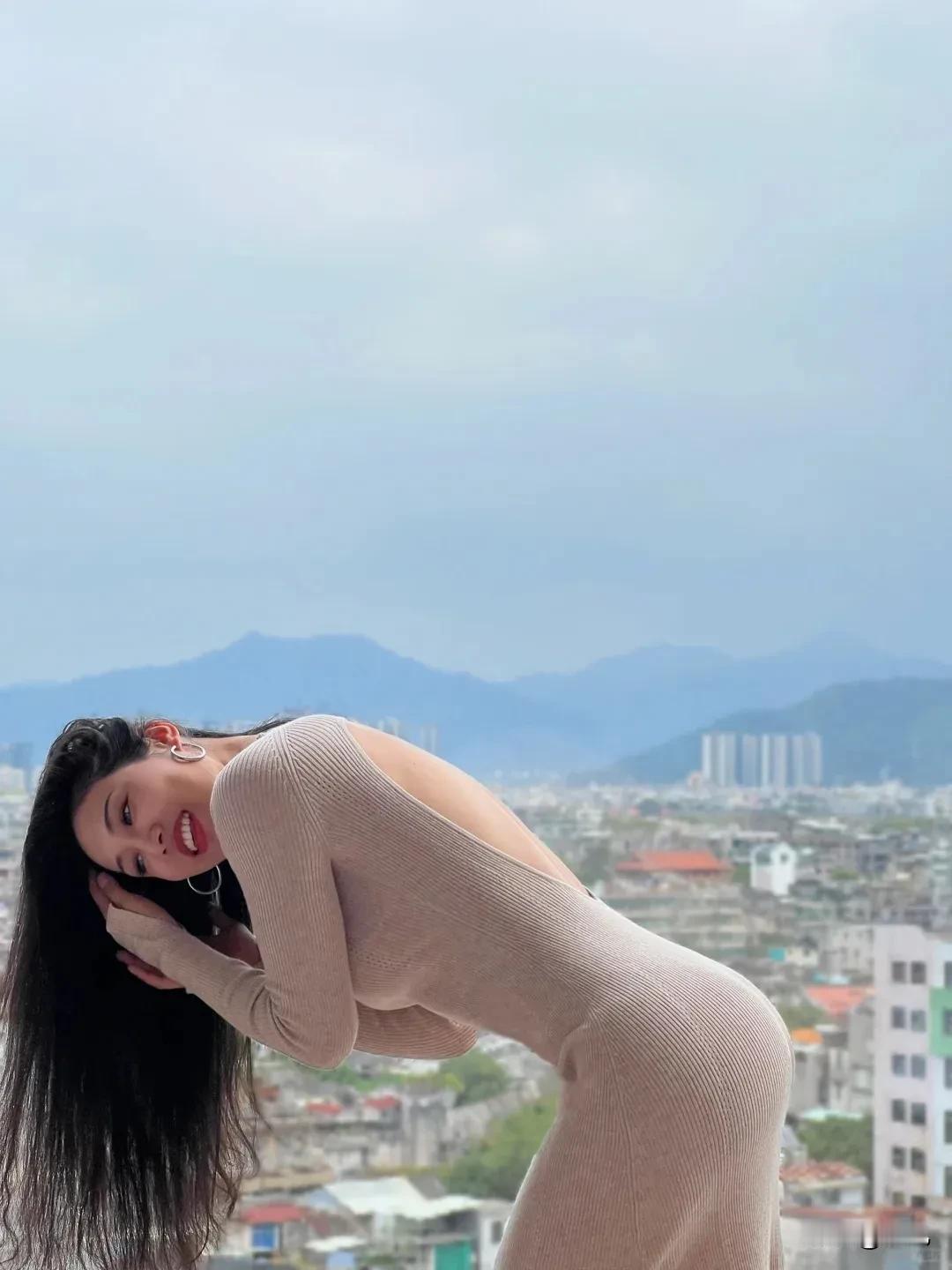 城市风光尽收眼底，我在高处的感觉太棒了！好风景配好身材 好身材配好景色 景美人更