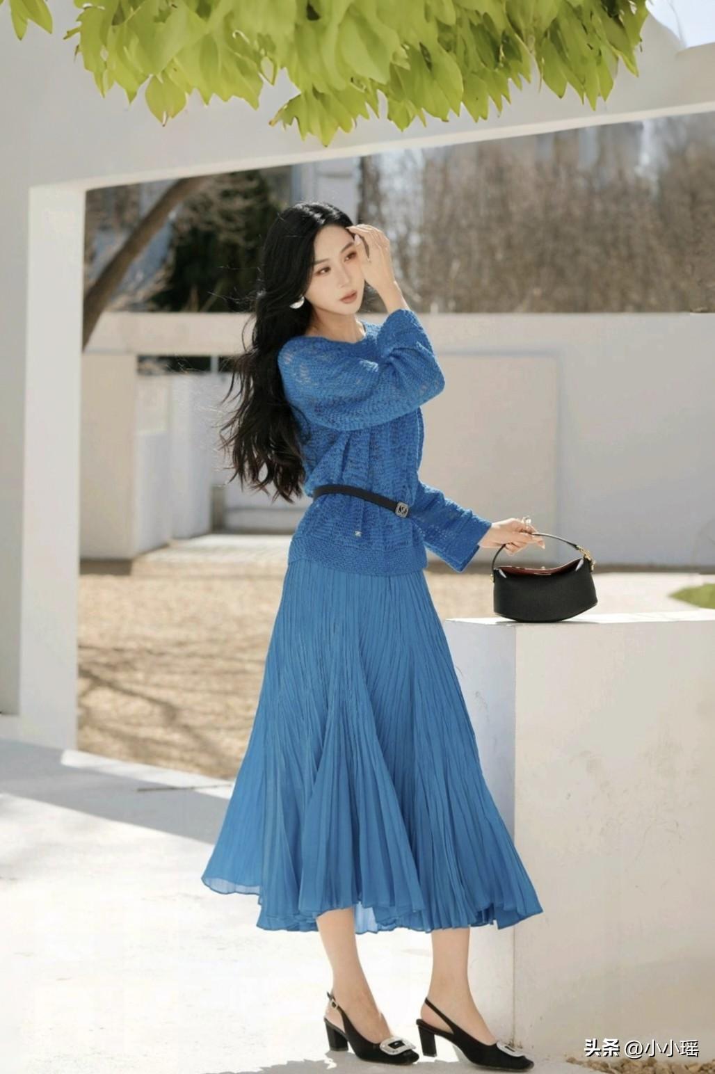 分享ootd穿搭 公园一角随拍，一席蓝色连衣裙，竟显妩媚，气质一下子拉满，你觉得