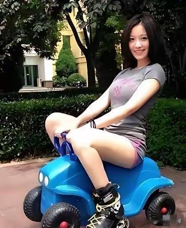 2011年，29岁的姚贝娜照镜子时，瞧见左乳有个不起眼的小凹陷。她没耽搁，接连跑