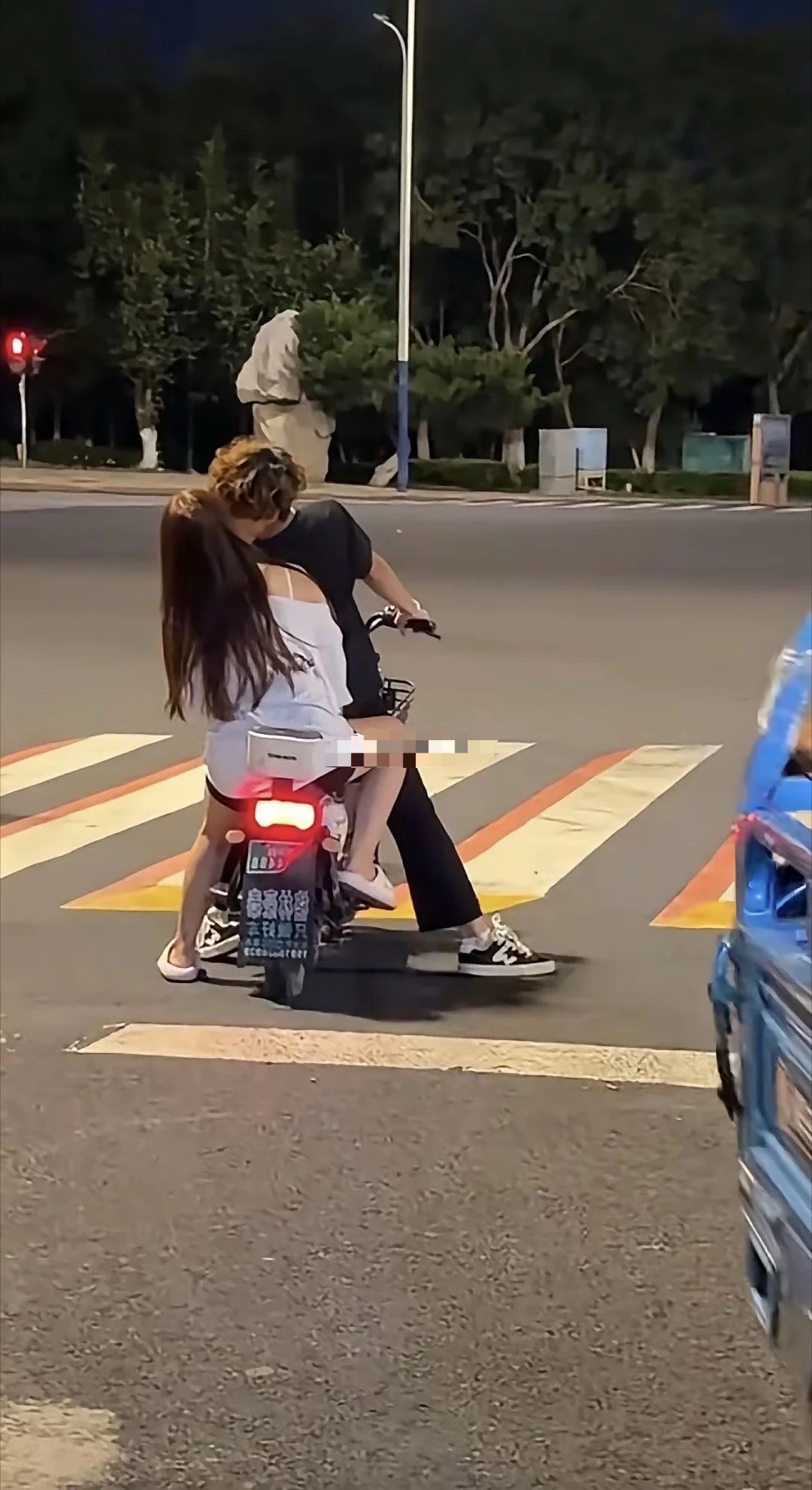 现在这小年轻真会玩，骑车也要接吻 