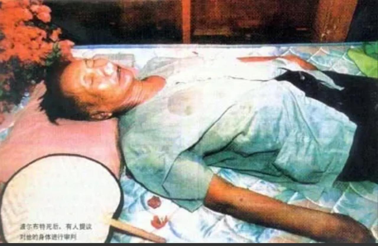 1998年4月，柬埔寨，波尔布特死亡后，留下的一张遗容老照片，镜头中的他穿着一件