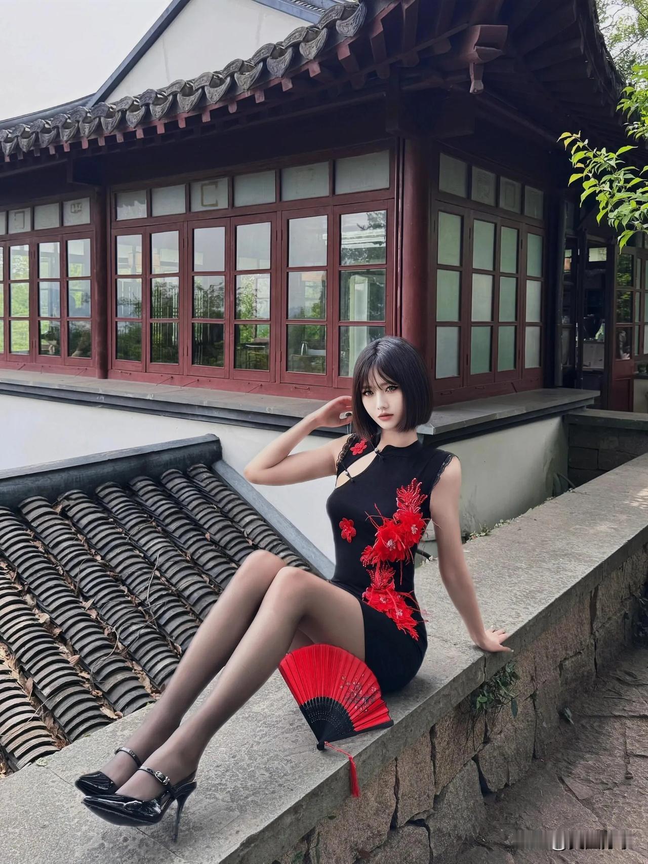 今日生活小记：遇性感旗袍女神，黑裙红花摇曳，古建前持扇而立，美态难忘[爱慕][爱