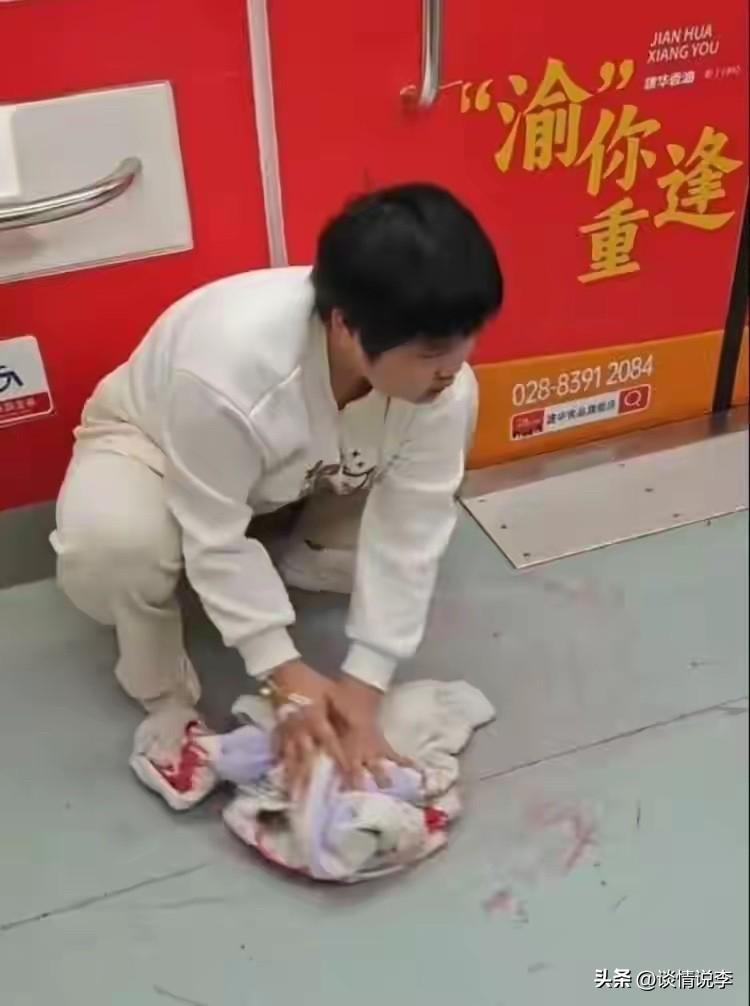 这个女孩的素养是根植在骨子里的。一个人拖着病身子坐地铁，由于病情原因咳血吐在了地