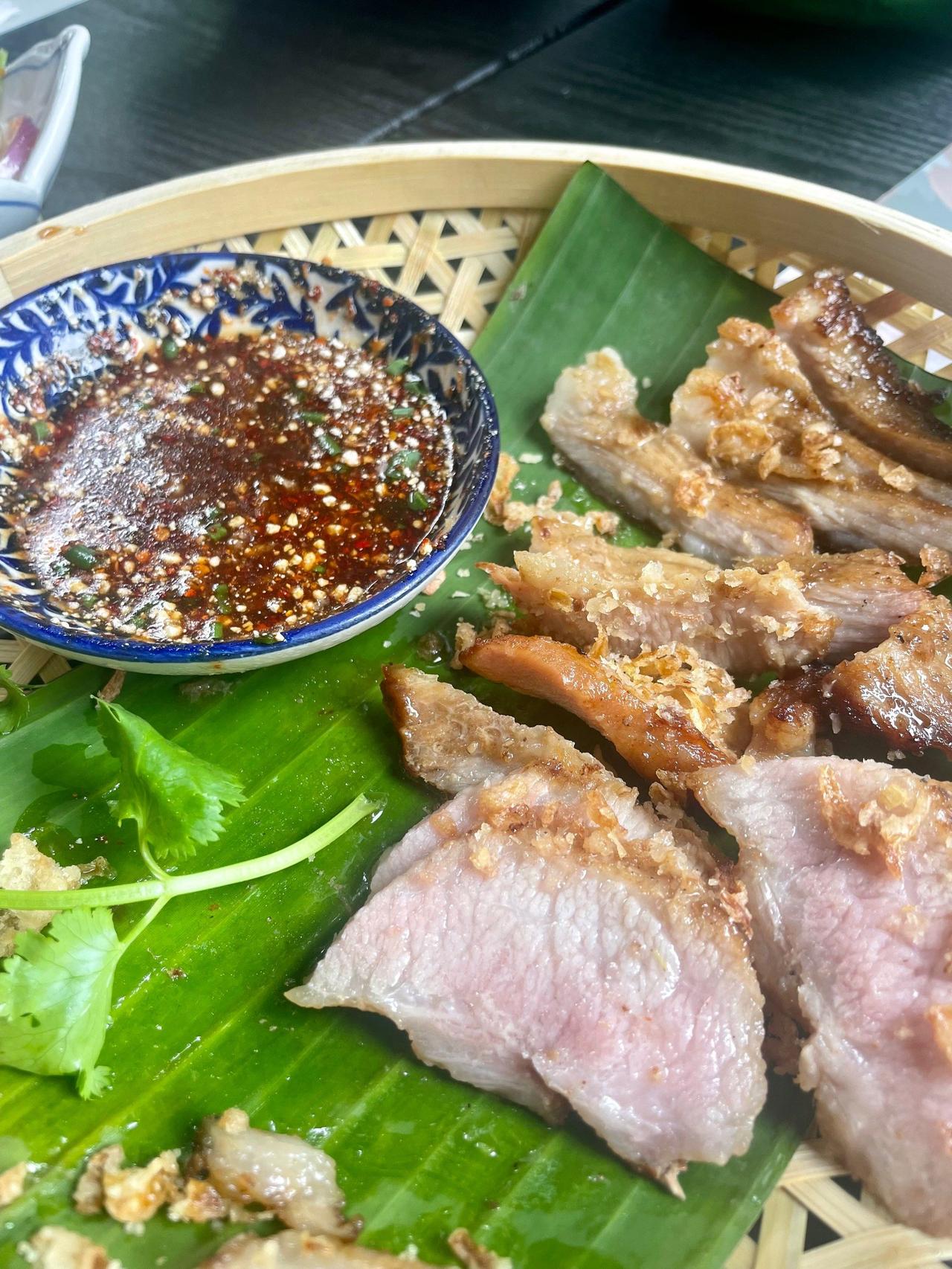 昨天做了个扒猪脸，展现量不错，看起来挺受欢迎，既然如此，那就今天再做一个宫廷烤猪
