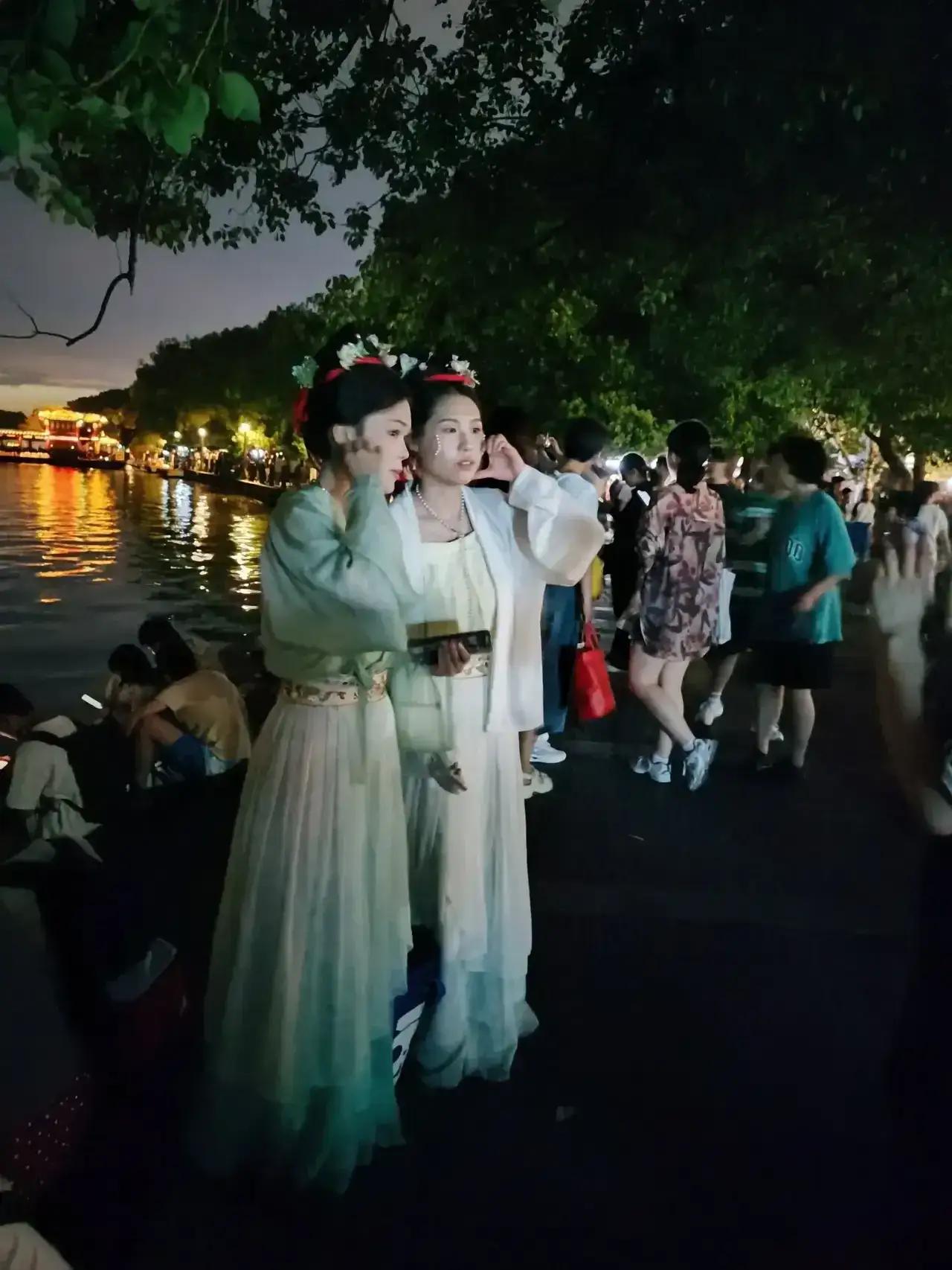 杭州有句老话，晴西湖不如雨西湖，雨西湖不如夜西湖，夜西湖不如雪西湖。

而我独爱