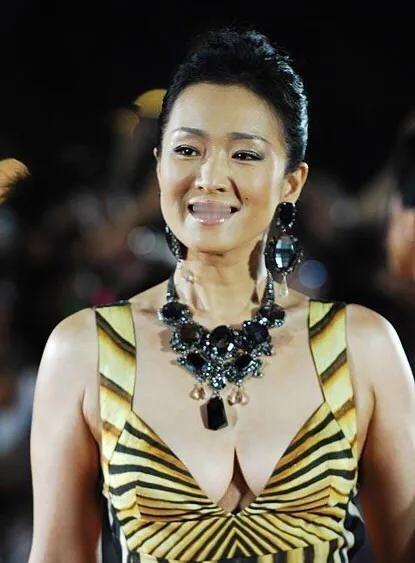 2017年，70岁的米歇尔向52岁巩俐求婚：“我一年能赚30个亿，结婚以后，我名