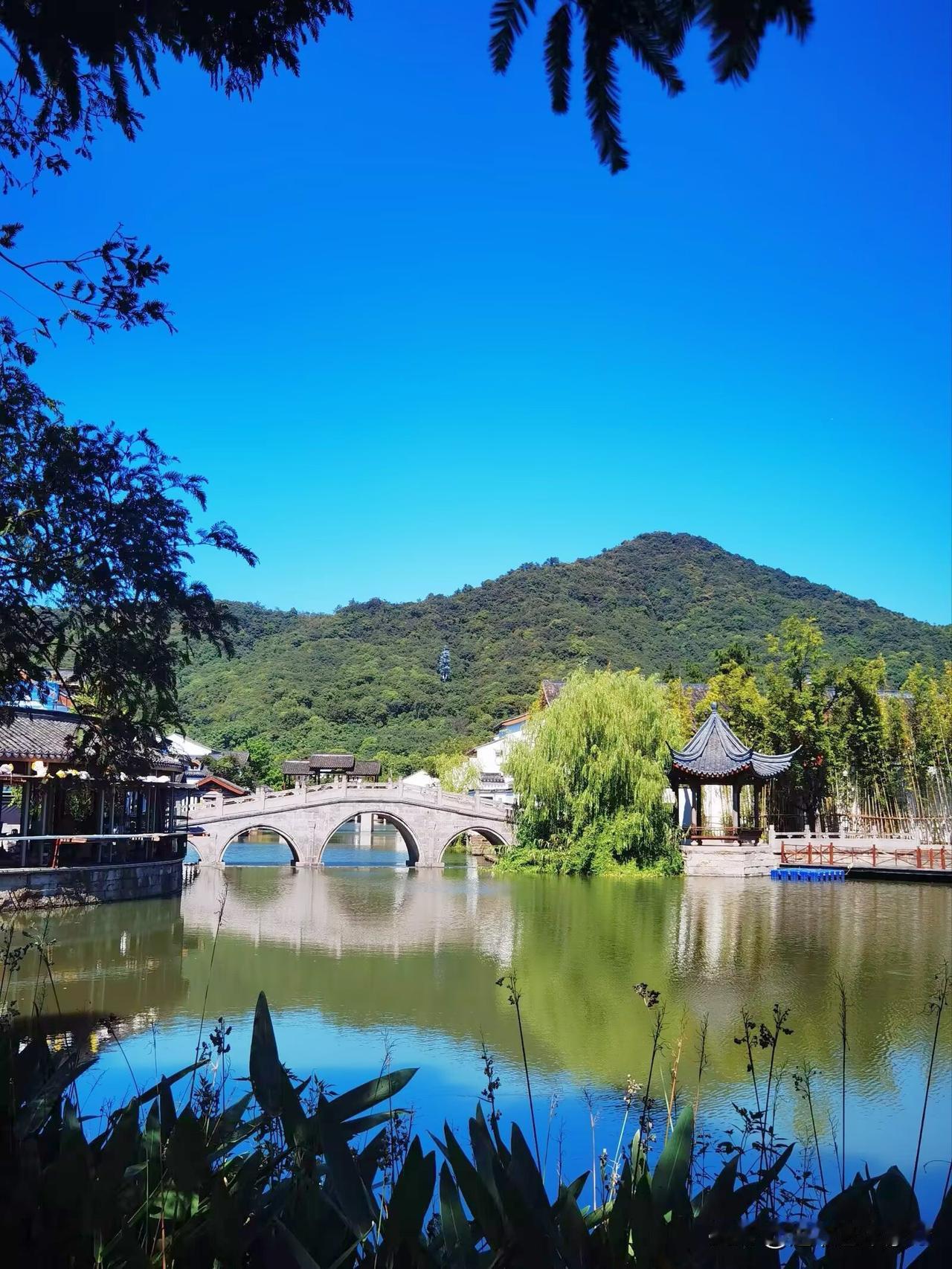 周末徒步杭州西湖姐妹湖一一湘湖旅游度假区，湘湖位于杭州南部萧山区境内，以其如画的