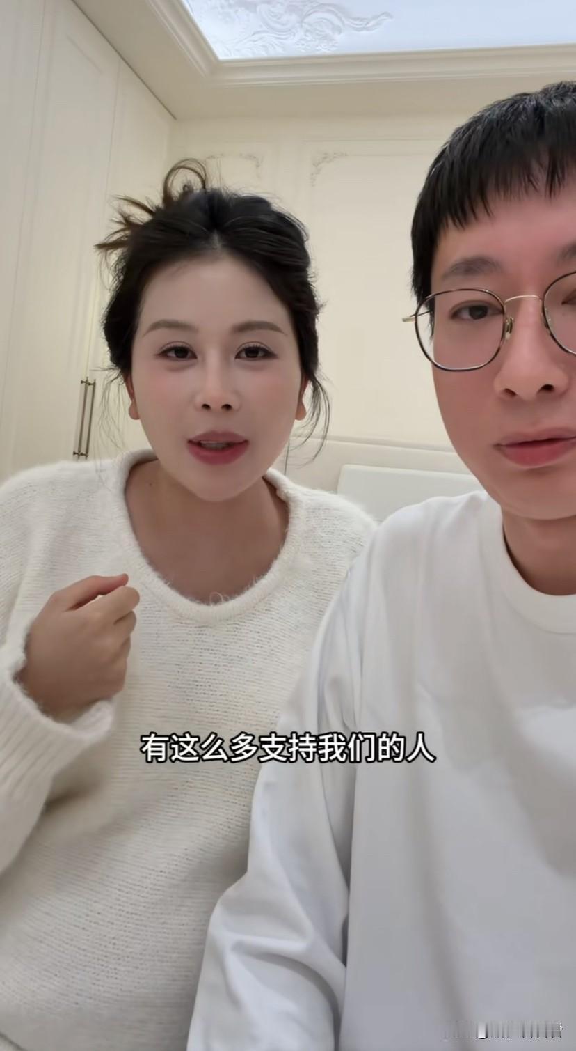 宋玉希挺着大肚子跟老公晚上一起直播，这也是他们创立自己品牌以来第一次直播，她们直