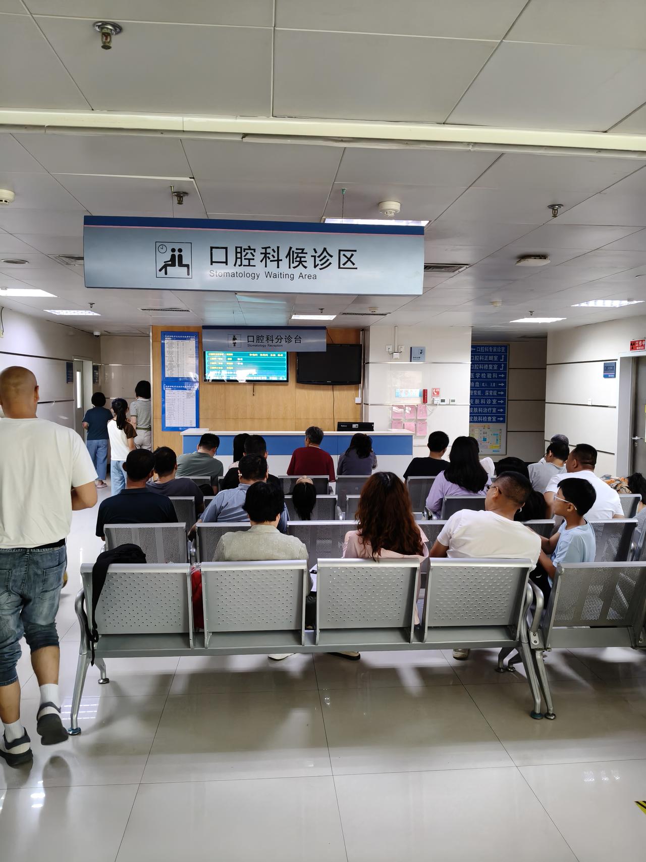 发现一个奇特现象，每逢节假日或者周末医院总是人满为患。最近我也是挺郁闷的，按照马