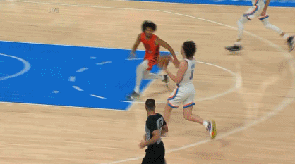雷霆以139:77血洗开拓者，狂胜62分。
62分分差排在NBA历史上第五。
也