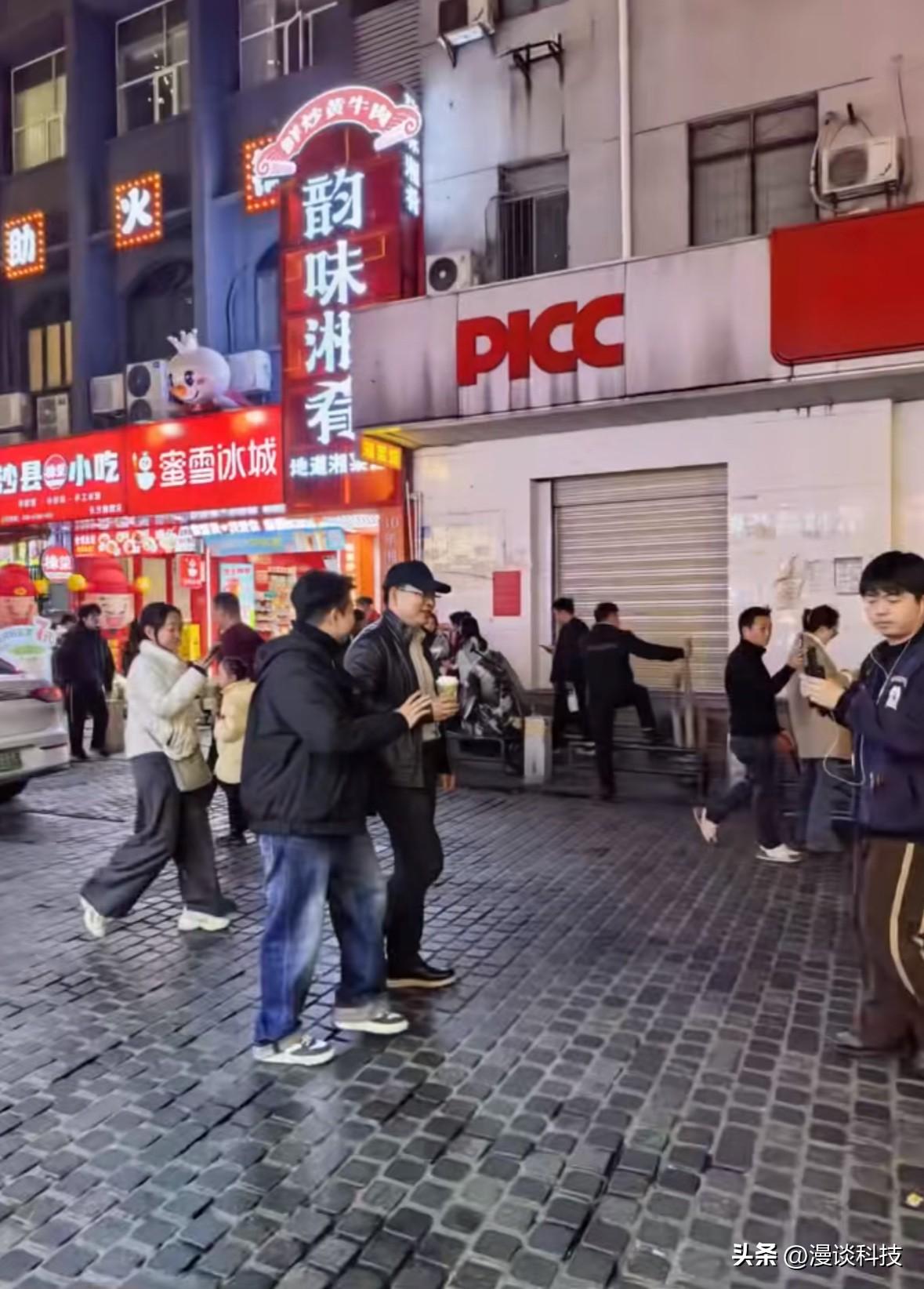 网友在长沙街头偶遇端着奶茶（或者咖啡）的余承东，潇洒惬意，真想掏他口袋看看即将发