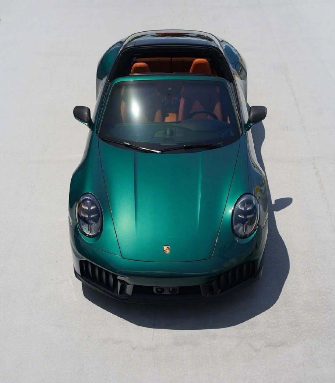 当帝王绿浸染992.2 Targa 4 GTS，如林间跃出的暗夜精灵，优雅轮廓与