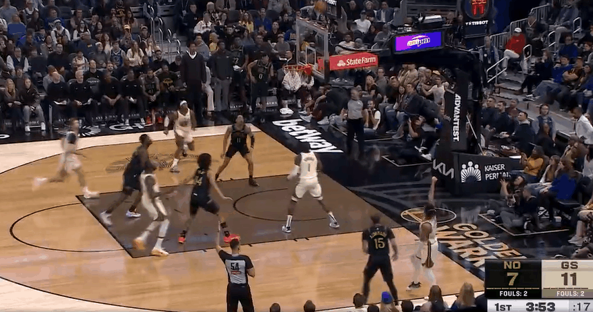 乱中取胜！库明加篮下完成爆扣！
在今天NBA常规赛勇士对阵鹈鹕的第一节比赛中，库