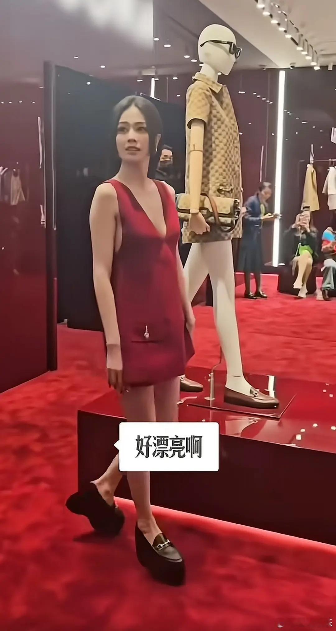 白鹿没有高奢代言也是有原因的，穿什么都那么土。。。 
