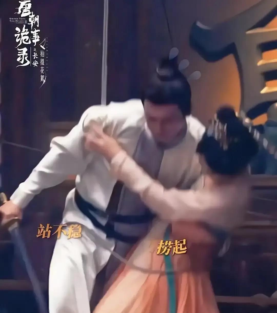 那张路透图，半夜刷屏把我笑醒。
不是被甜到。
是被那几根手指，掐出了人味儿。
单