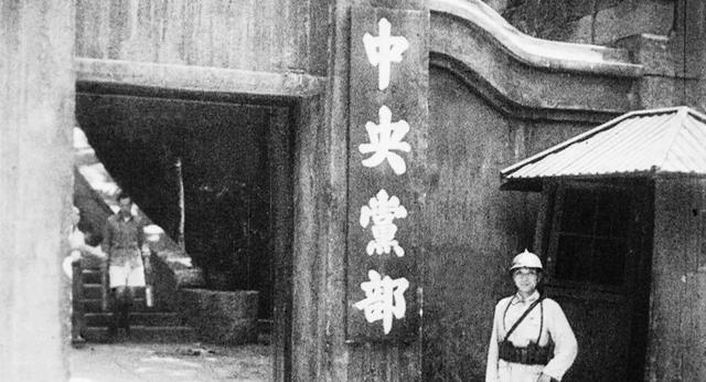 1945年，中统的徐恩曾被撤职后，无事可干的他改经商卖黄豆，囤了30万斤黄豆后，