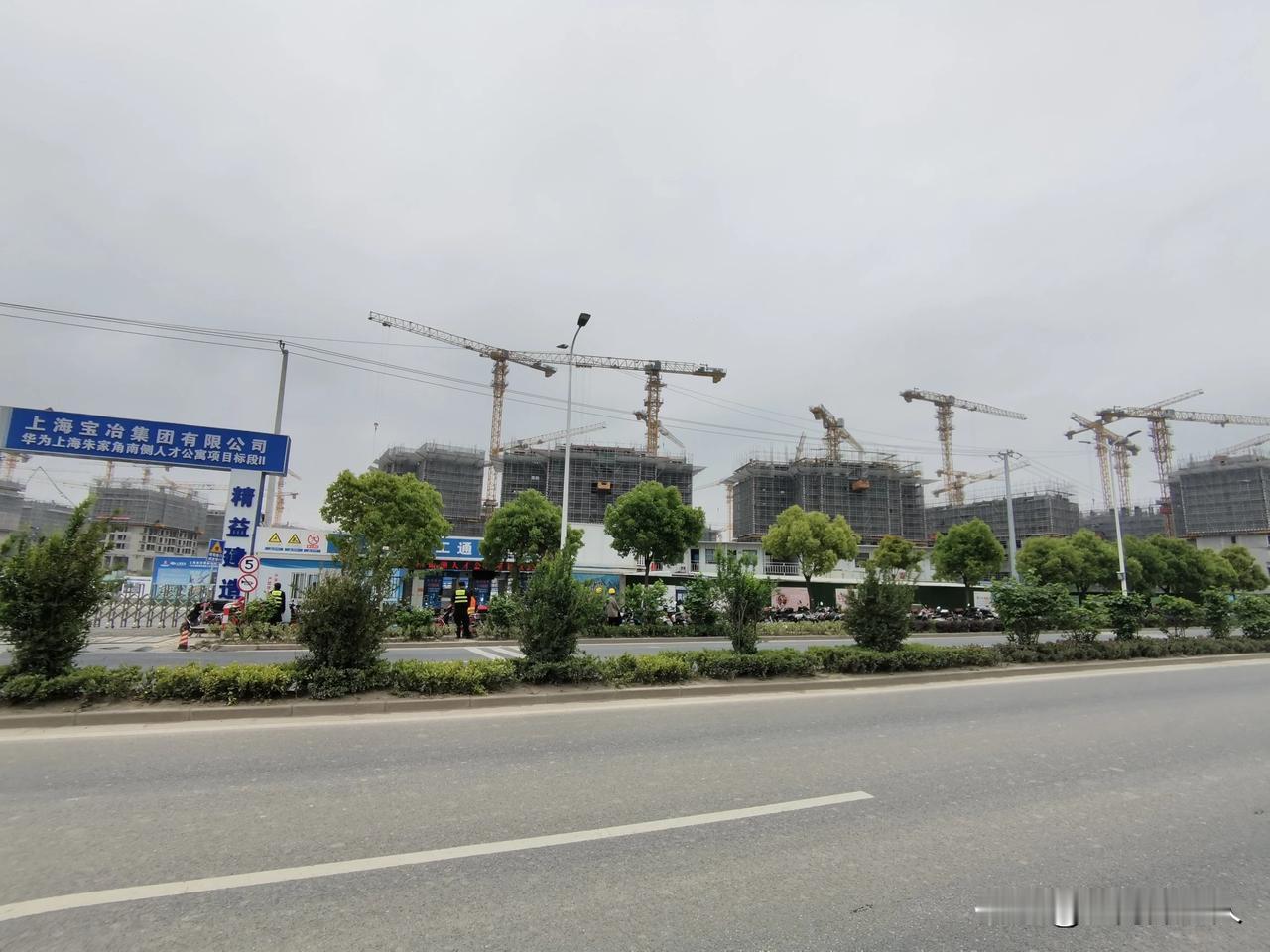华为在上海的研发中心即将在6月竣工，与此配套的员工生活楼除了在研发中心附近有一处