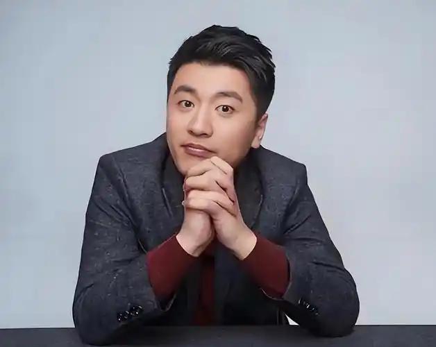 张雪峰的突然离世冲击了很多人：必须珍惜生命。
3月24号下午3点50分，张雪峰在