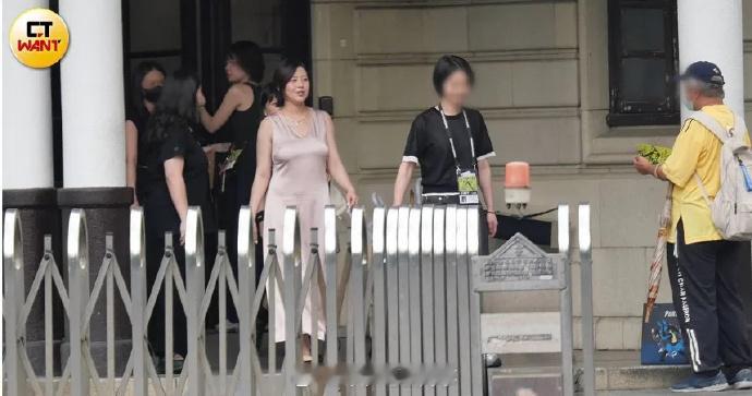 刘品言挺孕肚出街刘品言5个月孕肚 台媒拍到怀孕5个月的刘品言，当天结束台北电影节