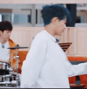 苏醒，
一大早起床竟然开始跳舞，
还和小时候跳的差不多，
这是什么舞种，
4岁的