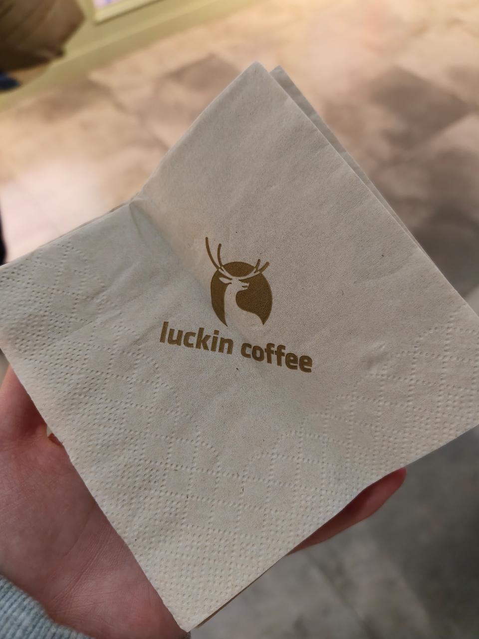 7171我:我这里有一些关于🦌的东西​朋友:哪个🦌​我:(掏出瑞幸卫生纸) 