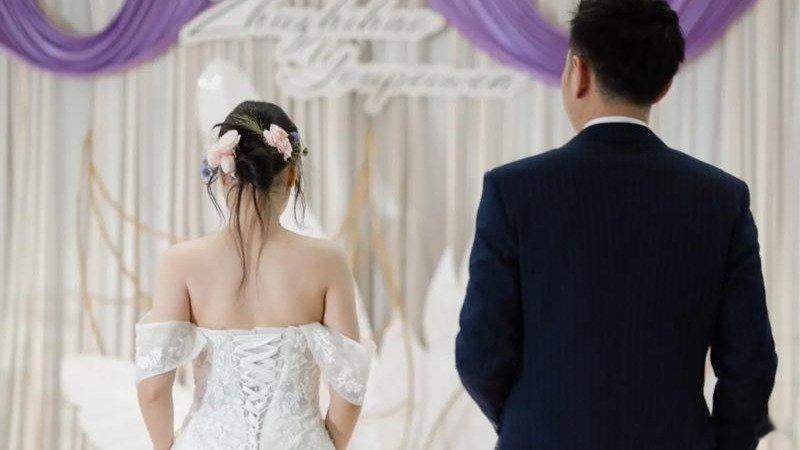 凤凰新闻【十年间，结婚人数和出生人口都减半了】发放育儿补贴，延长婚假产假，逐步推