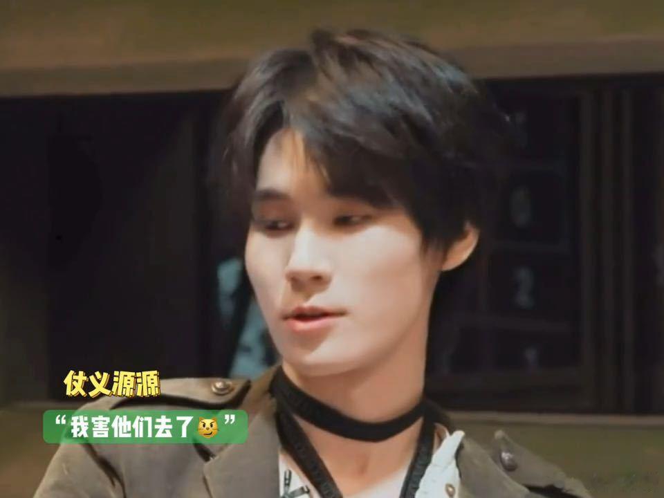 张真源学NPC吓人 张真源学NPC小女孩，嘴里塞得鼓鼓的，还要喊“有没有人”。这