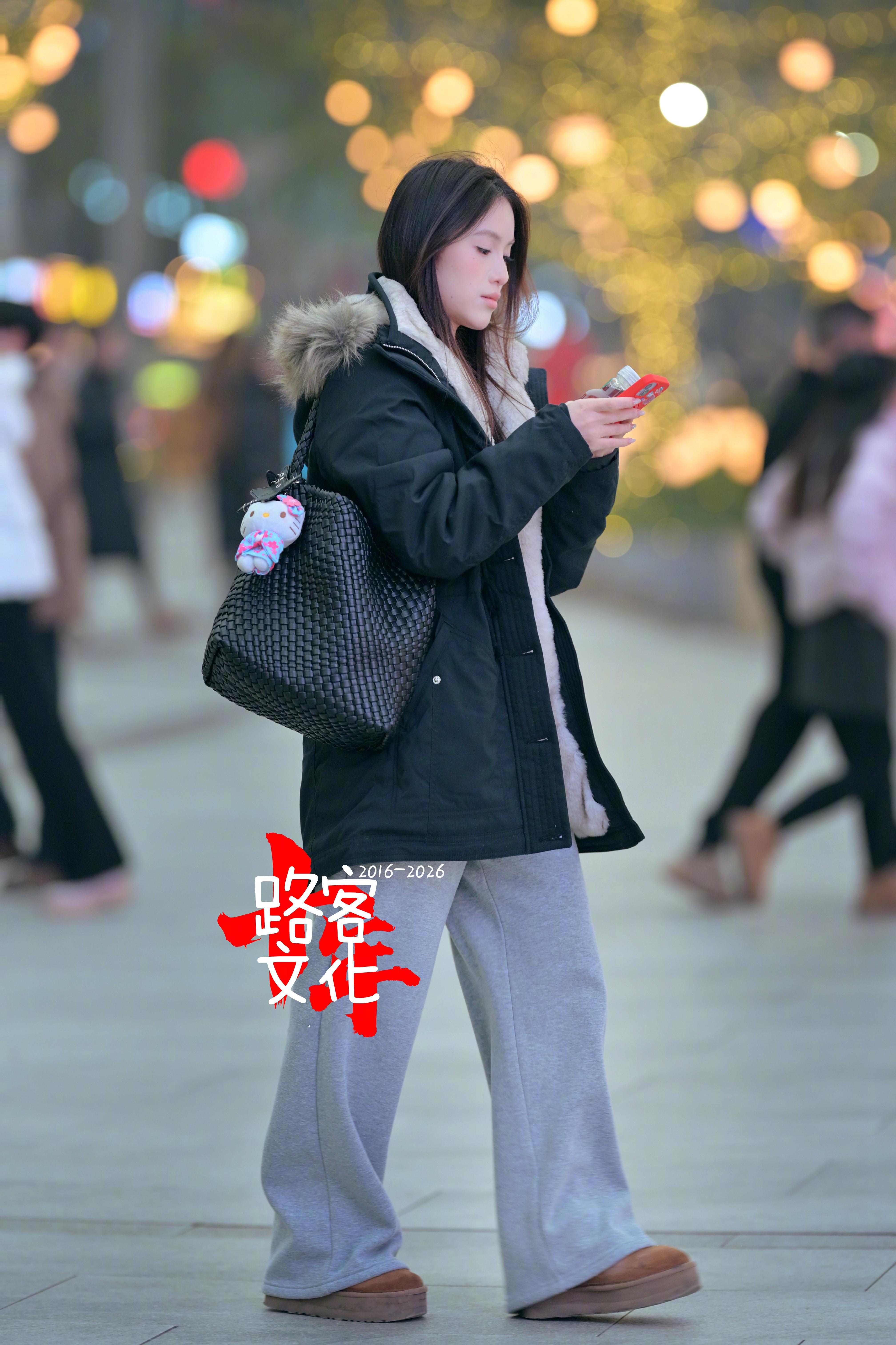 玩手机好认真哦！ 