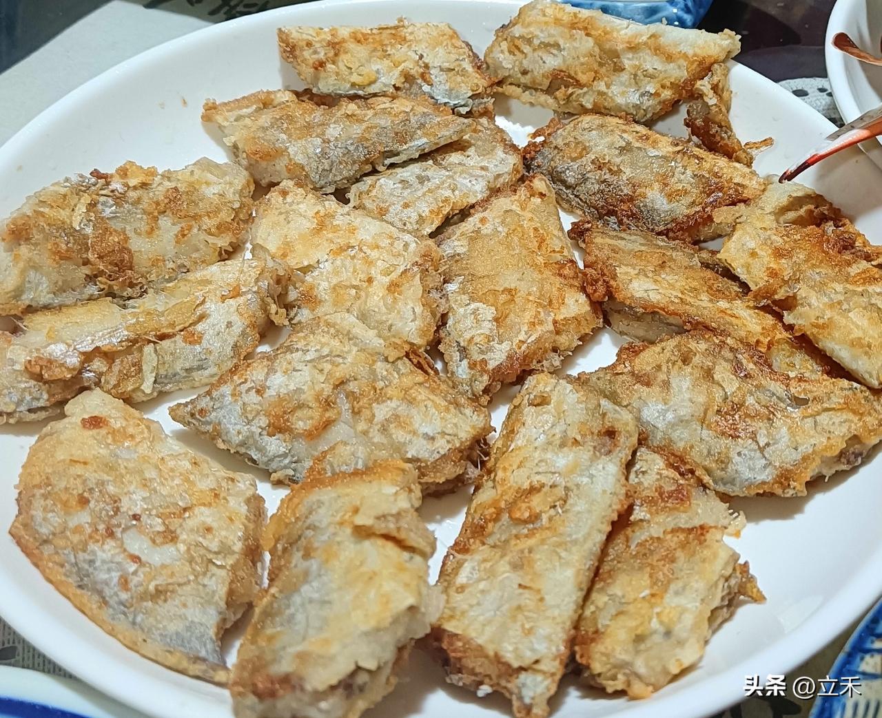 我喜欢吃鱼，尤其喜欢吃带鱼，煎带鱼是我的最爱，昨天晚上在市场买到了新鲜的带鱼，摊