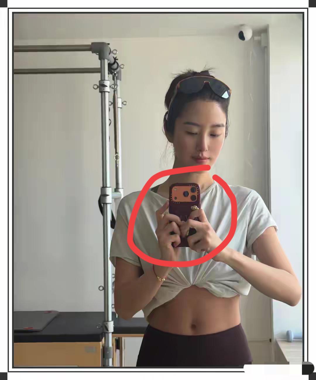 杨采钰自拍用的是什么牌子手机