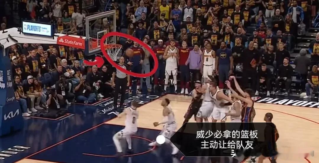 大家都只记得威少容易上头，那么看看冷静的威少是多么明智
在切特罚球不中后，威少准