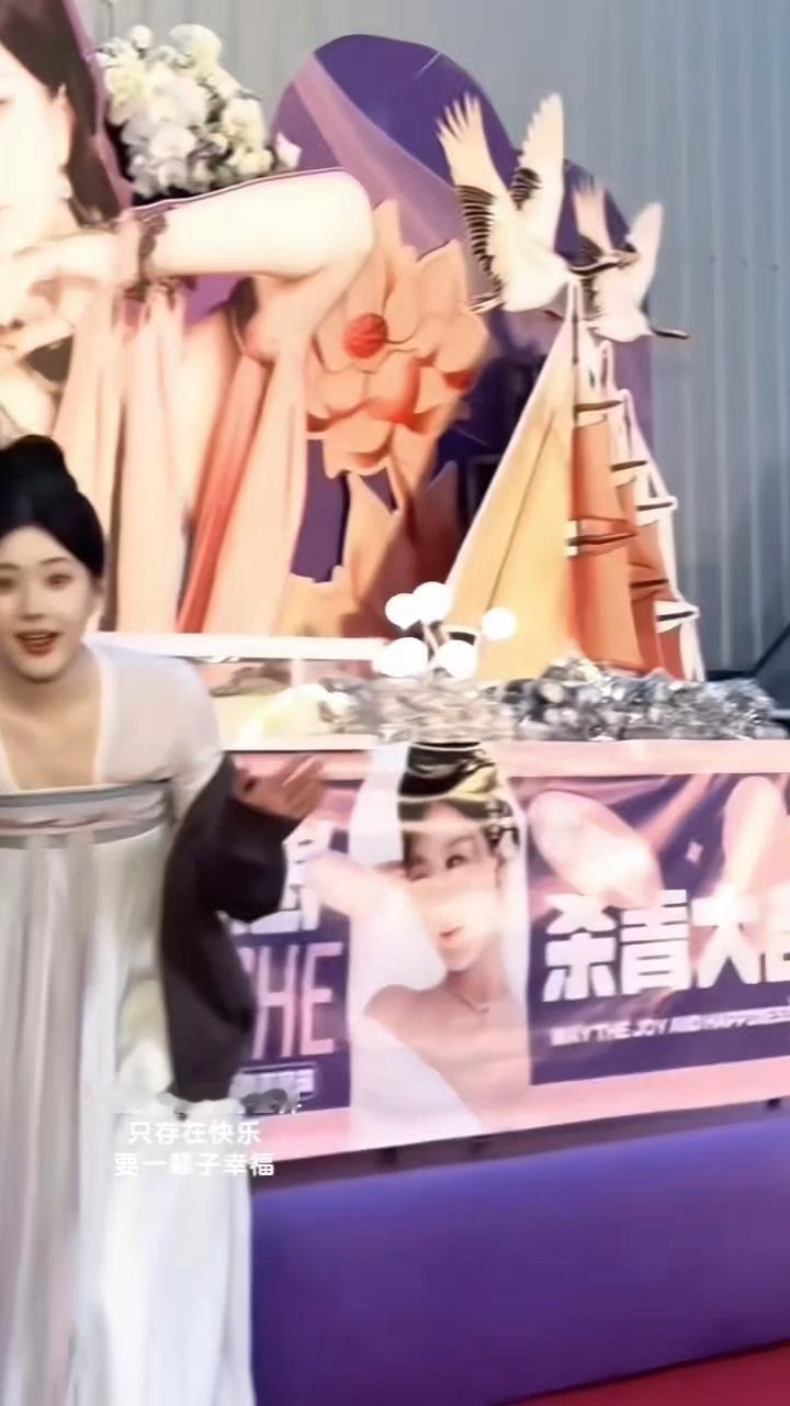 赵露思 无意间刷到了露思和我设计的餐车同框，我去年居然没注意到 ​​​！！！ ​