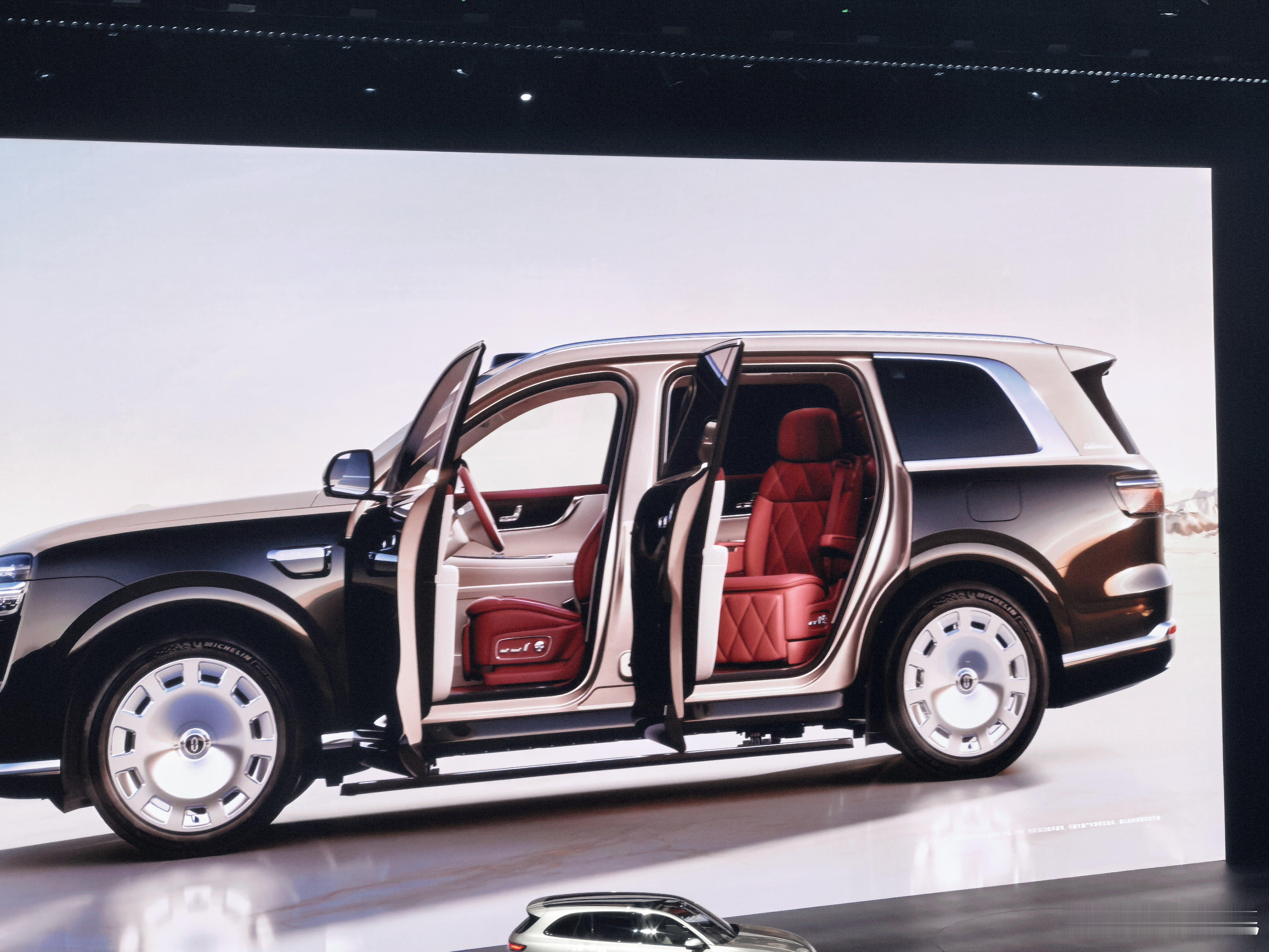 全新一代问界m9官宣 suv上的二排旋转座椅，这个确实之前完全没想到。 