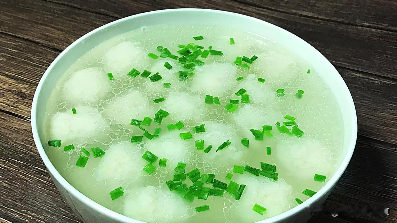 #我的冬日暖饮# 湘鄂西一带特色汤菜：漂丸汤，又称鱼丸汤，细腻鲜香，入口即化

