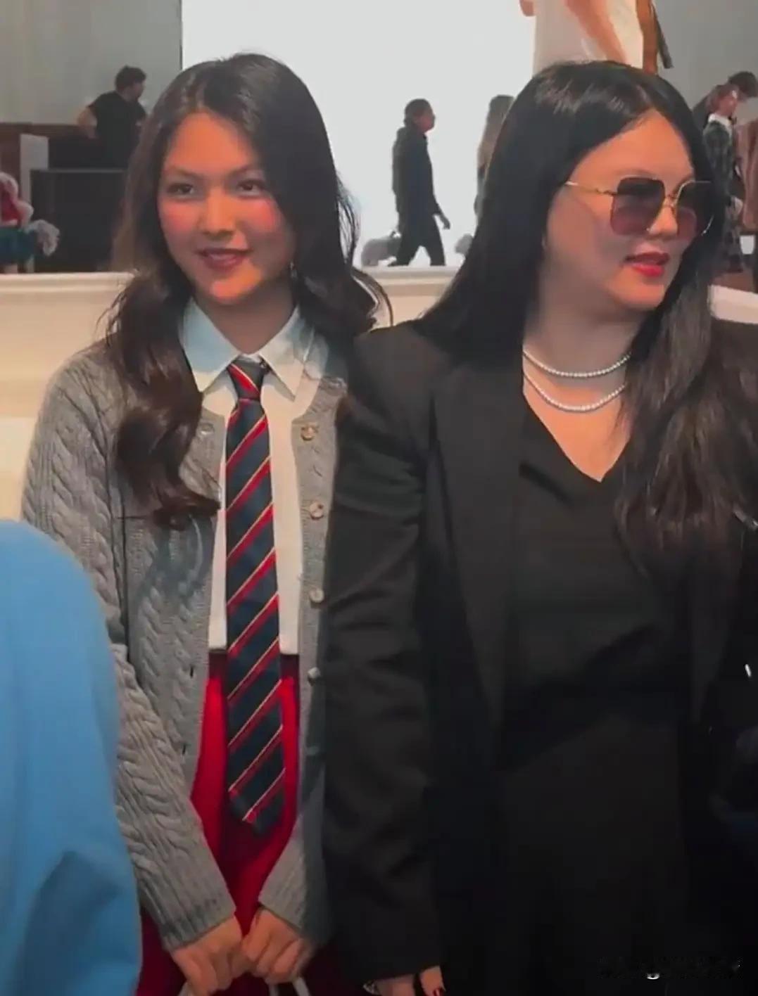 李湘带着女儿王诗龄在英国参加时尚晚会，才知道她富养闺女真是失败，
人家姑娘正常养