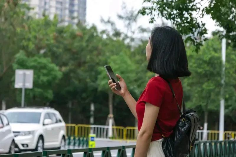 一场同学聚会发生的不该发生的事！
一女子去参加一场同学聚会，
一群男女同学在酒店
