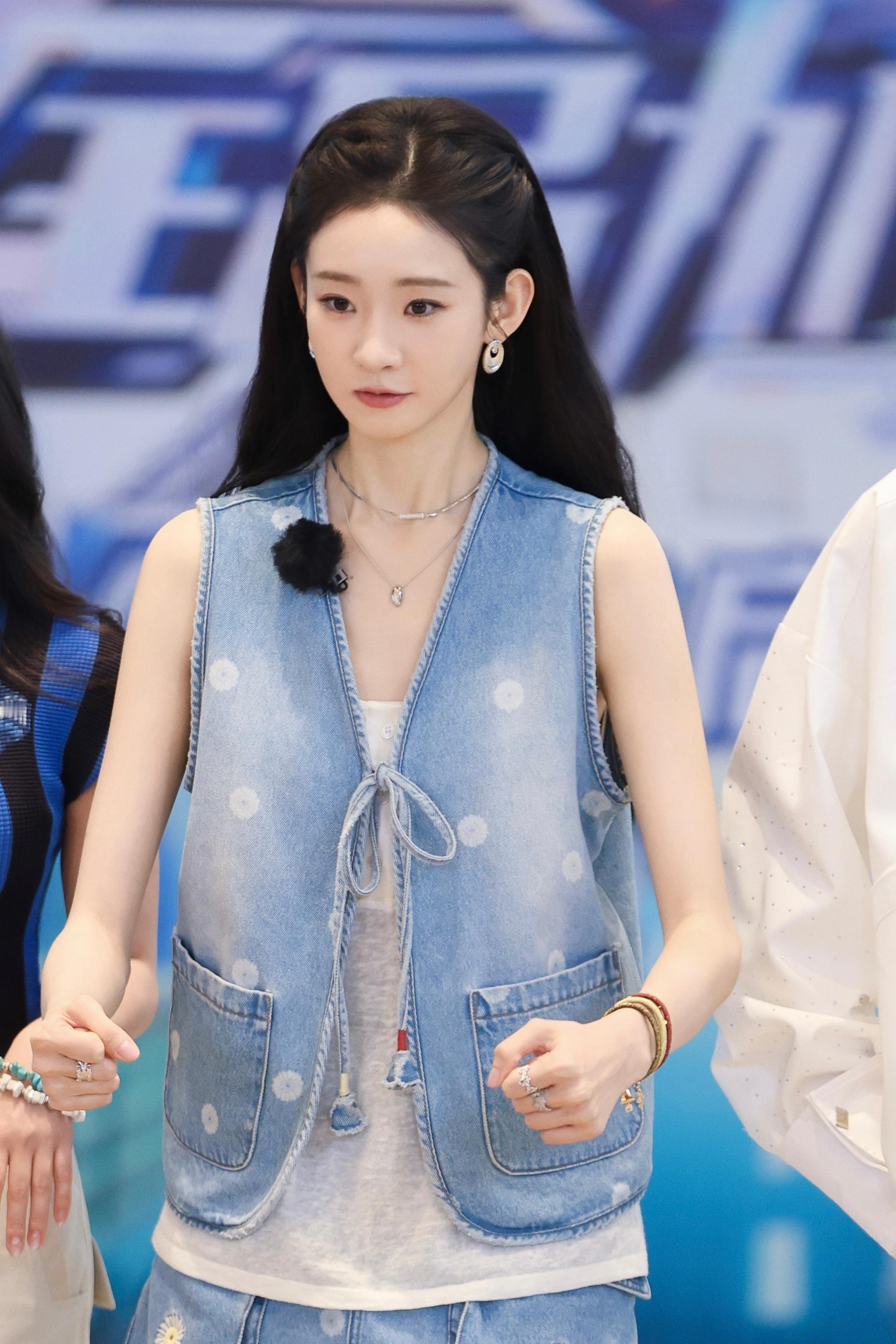 张艺凡 💙 全员加速中2025首播造型 ​​​